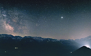 Der helle Stern in der rechten Bildhälfte ist der Planet Jupiter.
