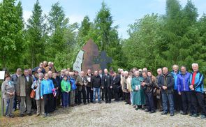 Bischof Benno Elbs (Mitte) begleitete 70 PilgerInnen nach St. Radegund, hier vor dem Jägerstätterdenkmal.