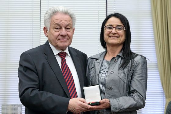 LH Dr. Josef Pühringer mit Universitätsprofessorin DDr.in Monika LEISCH-KIESL, Professorin der Kunstwissenschaft und der Ästhetik sowie Fachbereichsleiterin an der Katholischen Privat-Universität Linz