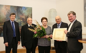 Ordinariatskanzler Johann Hainzl, Bischof em. Maximilian Aichern, Ehefrau Hermine Steiner, der Geehrte Johann Steiner und Bischof Manfred Scheuer.