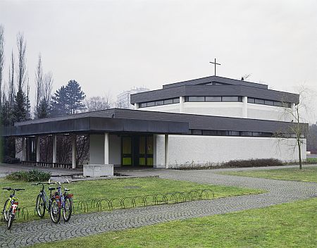 Kirche St. Antonius von aussen / Dekanatssekretariat Region Linz Kirche St. Antonius von aussen