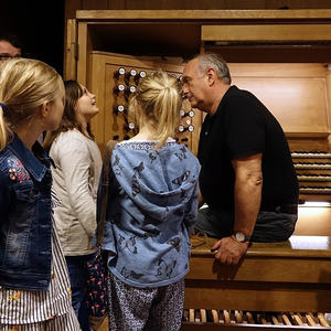Domorganist Wolfgang Kreuzhuber umringt von kleinen und großen Orgelentdeckerinnen und Orgelentdeckern