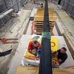 Exakte Positionierung des neuen Altars auf der Altarinsel