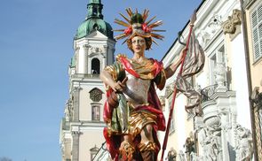 Westfassade Stift und hl. Florian       