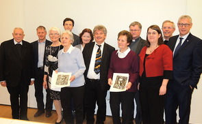 V. l.: Bischof em. Maximilian Aichern, Franz Gruber, Erna Putz, Maria Dammer, Andreas Schmoller, Elisabeth Jungmeier, Józef Niewiadomsky, Aloisia Maier, Bischof Manfred Scheuer, Gabi Eder-Cakl, Maximilian Mittendorfer, Ewald Volgger.V. l.: Bischof em