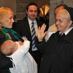 Sr. Marie Theres als Mesnerin bei einer Taufe