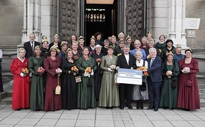 Die OÖ. Goldhaubengemeinschaft, vertreten durch Obfrau LAbg. Martina Pühringer sowie die Bezirksobfrauen, bei der Scheckübergabe an Bischof Manfred Scheuer und Pro Mariendom Vorsitzenden LH a.D. Dr. Josef Pühringer nach dem Gottesdie