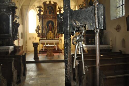 Schlüsseldienst in der Kirche