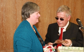 Der Vorsitzende des Blindenapostolats Österreich Peter Beiser übergibt ein Geschenk an Monika Aufreiter, Leiterin der Blindenpastoral Oberösterreich