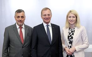 V. l.: Prof. Mag. Dr. Alfred Klamper, Landeshauptmann Mag. Thomas Stelzer, Landesrätin Mag.a Christine Haberlander