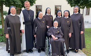 Generalvikarin Sr. M. Rosa, Abt Reinhold Dessl OCist, Sr. M. Martina,  Sr. M. Petra, Sr. M. Bertilla, Sr. M. Benedikta, Sr. M. Goretti und Generaloberin Sr. M.  Barbara.