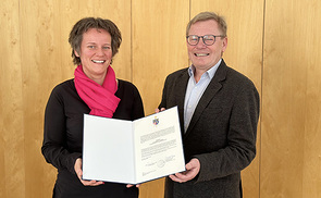 Rektor Univ.-Prof. Dr. Christoph Niemand überreicht das bischöfliche Berufungsdekret an die neue Dekanin und nunmehr auch Vizerektorin der KU Linz Univ.-Prof.in Dr.in Klara A. Csiszar. 