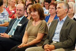                                V. l.: Dr. Christian Pichler (Leiter des Kath. Bildungswerks), LAbg. Roswitha Bauer und Dr. Günther Leitner (ehem. Leiter des Kath. Bildungswerks). / Foto: Alois Litzlbauer 