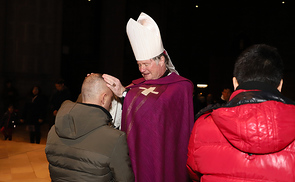 Erwachsene TaufwerberInnen im Linzer Mariendom feierlich zugelassen