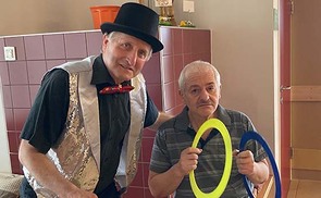 Meister-Jongleur Maximiliano mit seinen 'Lehrlingen'