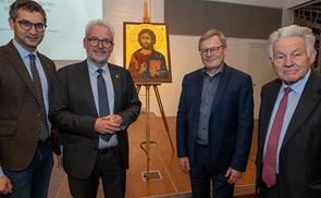 V. l.: Florian Wegscheider (Pro Oriente), Rektor Adi Trawöger, Prof. Christoph Niemand (KU Linz) und LH a. D. Josef Pühringer (Pro Oriente)