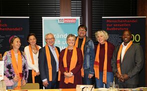 Das Team der Initiative rund um Initiatorin Sr. Maria Schlackl (Mitte) und Brigadier Gerald Tatzgern.