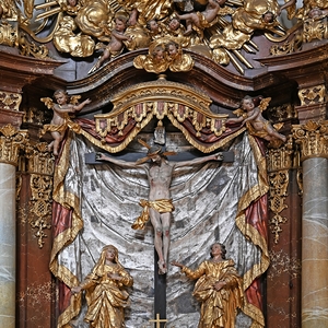 Kreuzaltar: Gesamt-ansicht mit Maria und Johannes