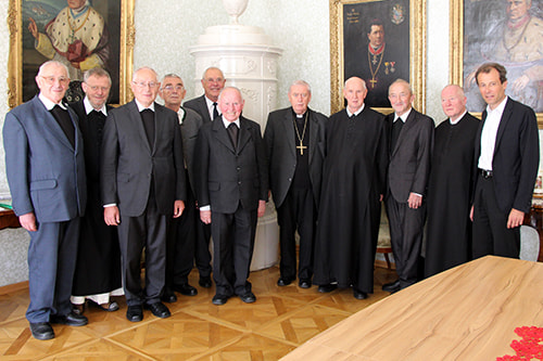 Bischof Ludwig Schwarz mit den emeritierten Priestern 2014. © Diözese Linz 