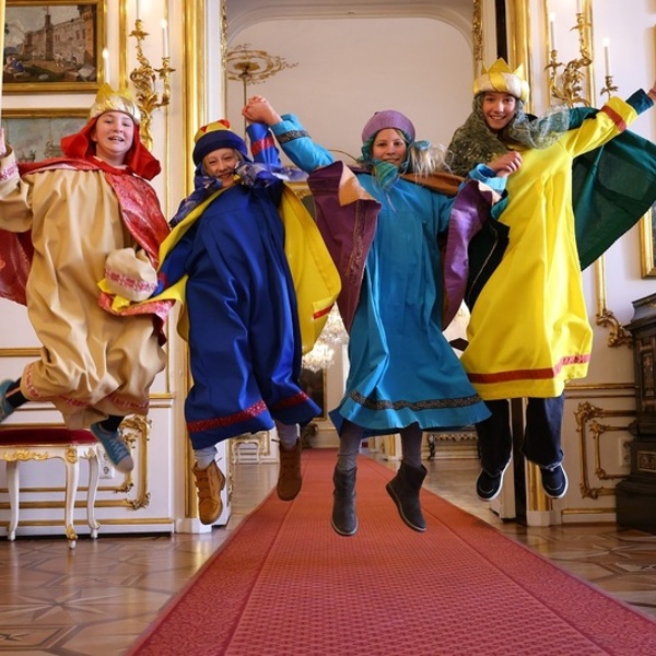 Jubelnde Sternsingerinnen / © Schedl Jubelnde Sternsingerinnen