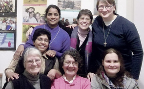 Die Steyler Missionsschwestern Ada (li vorne), Preethi (li hinten), Carmen, Viktoria und Ewa (re hinten) bieten mit Freiwilligen Flüchtlingshilfe in Athen.