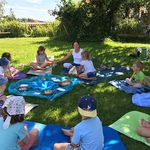Kinder-Yoga mit einer Kinderbetreuerin