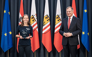 Jugendleiterin Melanie Berger mit Landeshauptmann Thomas Stelzer