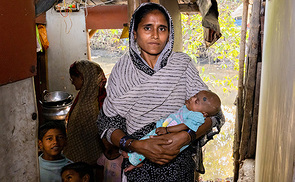 Sultana hält schützend die Hände um ihr Baby.