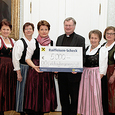 Goldhaubenfrauen übergeben Scheck für Bischöfliche Arbeitslosenstiftung