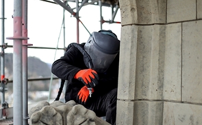 Die Außenarbeiten am Turmhelm des Mariendoms sind wieder angelaufen.