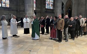 Beziehungs-, Ehe- und Familienseelsorger Josef Lugmayr begrüßt die Paare im Linzer Mariendom. 