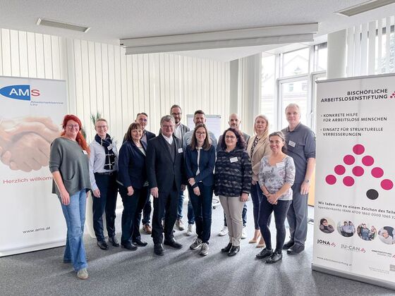 Mitarbeiter:innen des AMS Linz und der Bischöflichen Arbeitslosenstiftung mit Diözesanbischof Manfred Scheuer