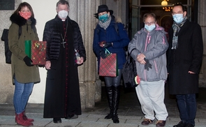 V.l.: Eva-Maria Kienast, M.A. MA (Leiterin Haus der Frau), Bischof Dr. Manfred Scheuer, Gaby Pils (ehrenamtliche Mitarbeiterin im Haus der Frau), eine Obdachlose, Obdachlosenseelsorger Dr. Helmut Eder MSc