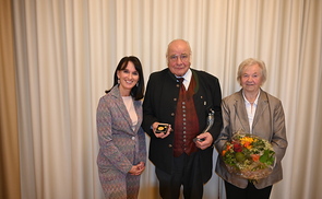 (v. l.) Mesner-Referentin Ines Schaupp-Steinhäusl, „Mesner-Legende' Georg Windtner und seine Frau Christine