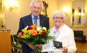 Sr. Aloisia Baumgartner mit Landeshauptmann-Stv. Franz Hiesl. © Ernst Grilnberger / Land OÖ