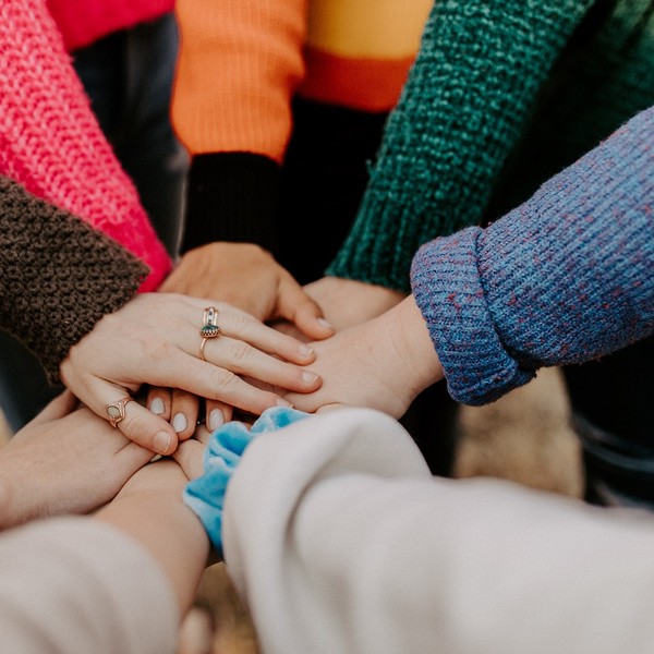 zusammen viele Hände / Hannah Busing unsplash SST-Begleitung