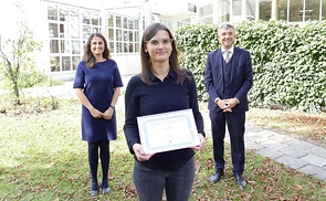 Ruzica Romic (Bildmitte) mit Univ.-Prof. Dr. Michael Fuchs, Vizerektor für Forschung und Lehre und Referentin Mag.a Angelina Kratschanova BA, MBA von KU International. 