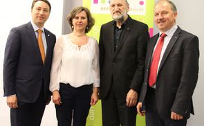 V. l.: Familienreferent Manfred Haimbuchner, Beraterin Andrea Holzer-Breid, Bischofsvikar Willi Vieböck und Josef Lugmayr, Leiter der Beratungsstellen BEZIEHUNGLEBEN.AT