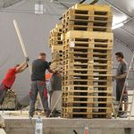 Exakte Positionierung des neuen Altars auf der Altarinsel