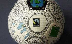 Kreativ gestaltete Friedensfußbälle