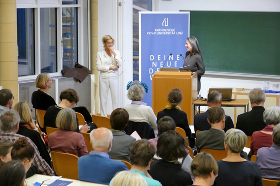 Ass.-Prof.in Aloisia Moser vom Institut für Geschichte der Philosophie an der KU Linz (l.) und Nadja Meisterhans vom Institut für Gesellschafts- und Sozialpolitik an der Johannes Kepler Universität Linz 