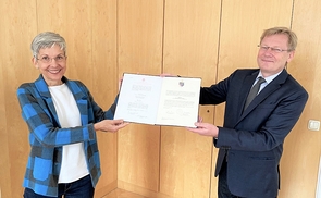 Rektor Univ.-Prof. Dr. Christoph Niemand überreicht Univ.-Prof.in Dr.in Susanne Gillmayr-Bucher die Ernennungsurkunden. 