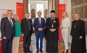 V. l.: Moderator Dr. Helmut Obermayr, Superintendentialkuratorin Mag.a Renate Bauinger, Bischof Dr. Manfred Scheuer, Landeshauptmann Mag. Thomas Stelzer, Bischof Andrej Ćilerdžić, Mag.a Hermine Eder (KU Linz) und Hausherr Abt Ambros Ebhart. 