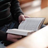 Betender in der Kirche