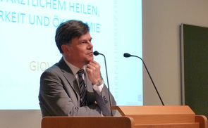Dr. Giovanni Maio fordert bei seinem Vortrag an der Katholisch-Theologischen Privatuniversität Linz mehr Zeit und Aufmerksamkeit für Patienten.