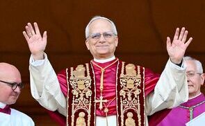Download von www.picturedesk.com am 09.05.2025 (09:28). Newly elected Pope Leo XIV, Robert Prevost arrives on the main central loggia balcony of the St Peter's Basilica for the first time, after the cardinals ended the conclave, in The Vatican, on M