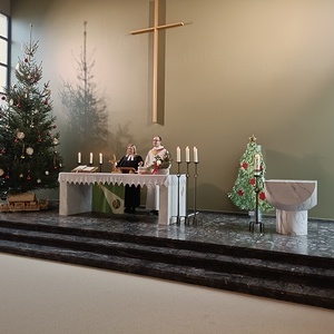 Zelebrant:innen am Altar