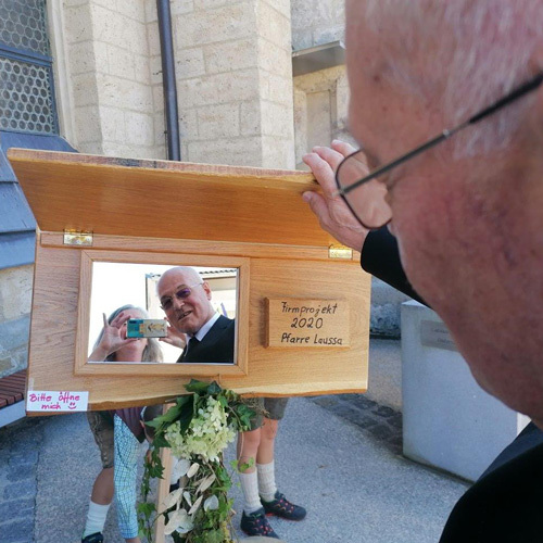 Abt Christian beim Blick in die Tafel