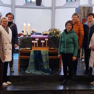 Beim Gottesdienst haben die kfb-Frauen das Thema 'Klimagerechtigkeit' bildlich aufbereitet. 