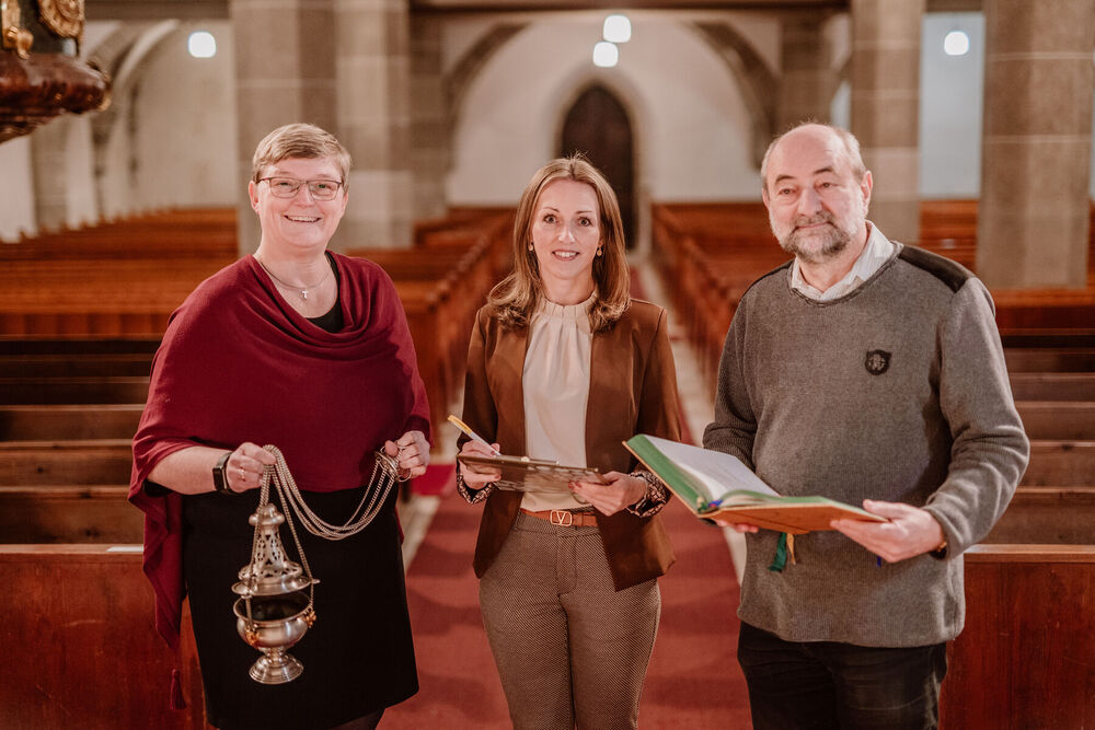 Elisabeth Lamplmayr (Pastoralvorständin), Tamara Eichlberger B.A. (Verwaltungsvorständin) und Mag. Johann Padinger (Pfarrer) leiten als 3er-Team gemeinsam die designierte Pfarre Engelszell-Peuerbach.